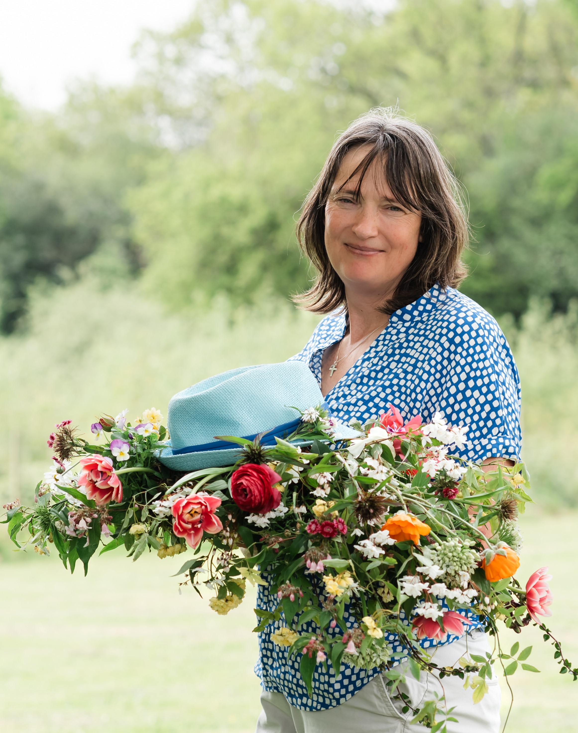 Kate Hurst carrying a bouquet of flowers