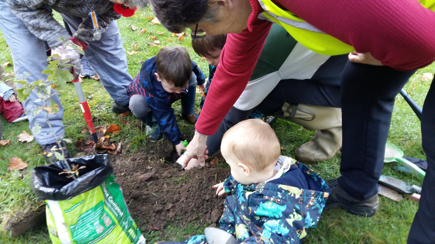 Children digging at elmley castle