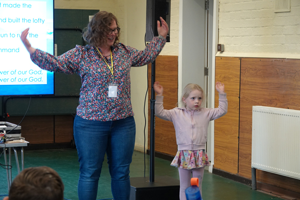 Kerstin & young girl singing at cafe church